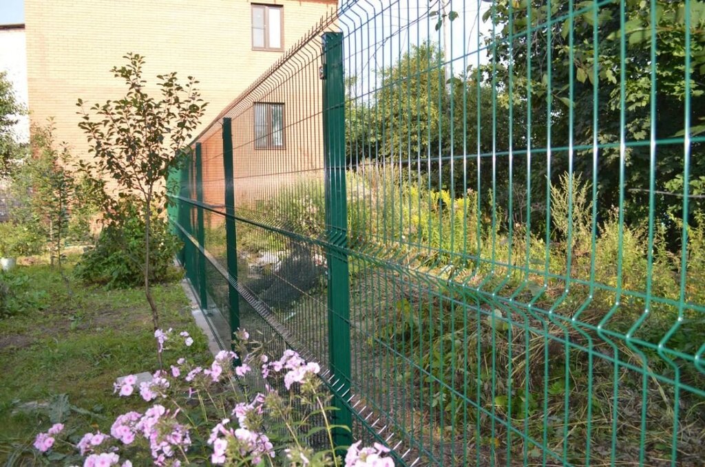 Экологически чистое решение для ограждения участка: зелёный забор из сетки