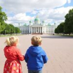 Петергоф для детей: как устроить яркую, безопасную и запоминающуюся экскурсию