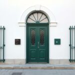 Зелёная входная дверь из металла: как выбрать красивую и надёжную защиту для дома