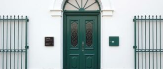 Зелёная входная дверь из металла: как выбрать красивую и надёжную защиту для дома