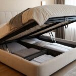 Кровать с подъемным механизмом и открытым ящиком для хранения в современной спальне